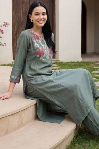 Women Ethnic Motifs Yoke Design Regular Kurta with Trousers