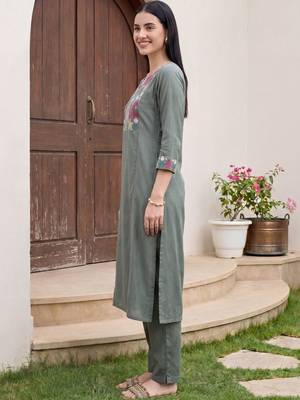 Women Ethnic Motifs Yoke Design Regular Kurta with Trousers 4