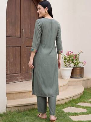 Women Ethnic Motifs Yoke Design Regular Kurta with Trousers 6