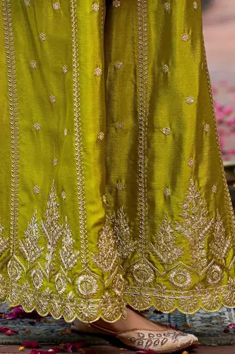 Women Ethnic Motifs Embroidered Thread Work Kurta with Sharara & With Dupatta