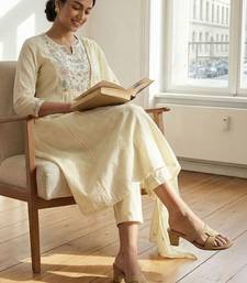 Women Floral Embroidered Empire Thread Work Cotton Kurta with Trousers & With Dupatta