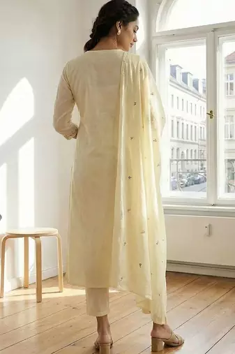 Women Floral Embroidered Empire Thread Work Cotton Kurta with Trousers & With Dupatta