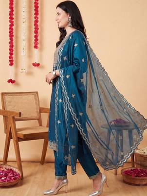 Women Ethnic Motifs Embroidered Kurta with Trousers & With Dupatta 3