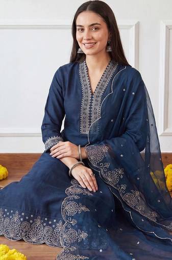 Women Ethnic Motifs Embroidered Thread Work Kurta with Trousers & With Dupatta