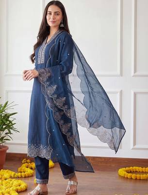 Women Ethnic Motifs Embroidered Thread Work Kurta with Trousers & With Dupatta 2