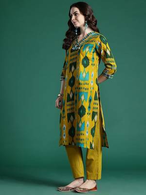 Geometric Printed Cotton Kurta with Trousers & Dupatta 5