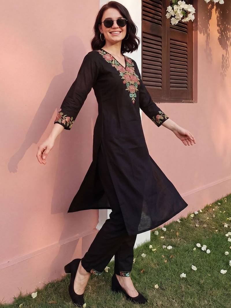 Women Floral Embroidered Thread Work Kurta with Trousers