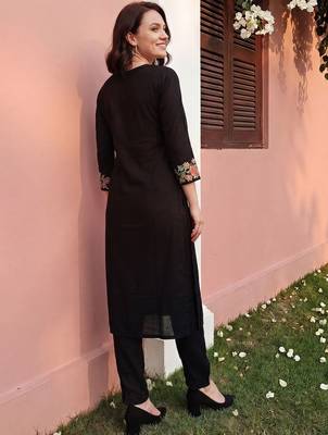 Women Floral Embroidered Thread Work Kurta with Trousers 4