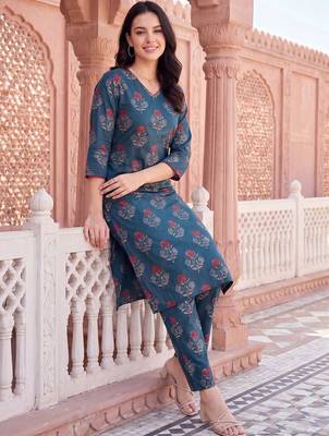 Women Floral Printed Cotton Kurta with Trousers 1
