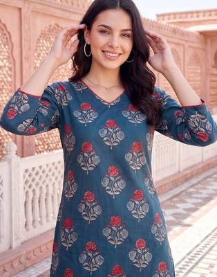 Women Floral Printed Cotton Kurta with Trousers 2