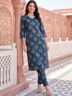 Women Floral Printed Cotton Kurta with Trousers 5