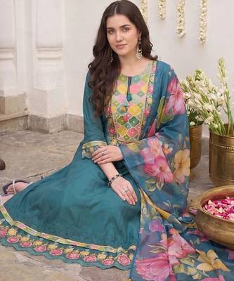 Women Floral Embroidered Thread Work Kurta with Trousers & With Dupatta 1