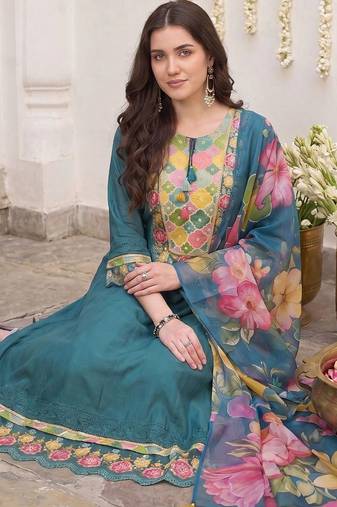 Women Floral Embroidered Thread Work Kurta with Trousers & With Dupatta