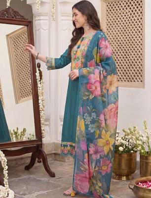 Women Floral Embroidered Thread Work Kurta with Trousers & With Dupatta 3