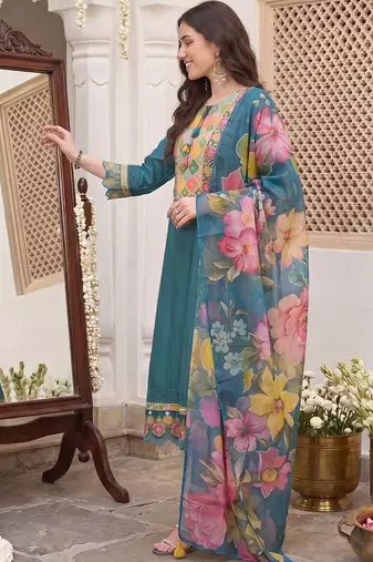 Women Floral Embroidered Thread Work Kurta with Trousers & With Dupatta
