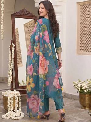 Women Floral Embroidered Thread Work Kurta with Trousers & With Dupatta 4