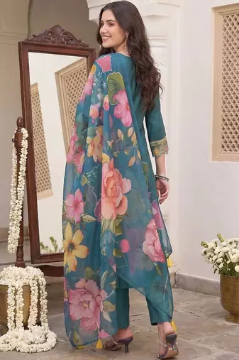 Women Floral Embroidered Thread Work Kurta with Trousers & With Dupatta