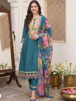 Women Floral Embroidered Thread Work Kurta with Trousers & With Dupatta 5