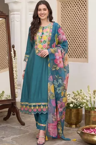 Women Floral Embroidered Thread Work Kurta with Trousers & With Dupatta