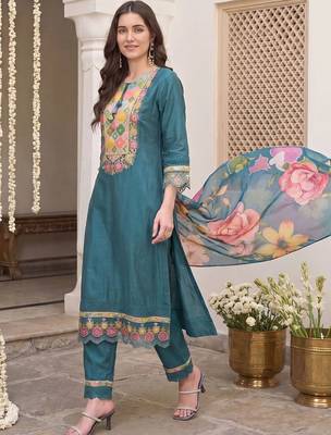 Women Floral Embroidered Thread Work Kurta with Trousers & With Dupatta 6