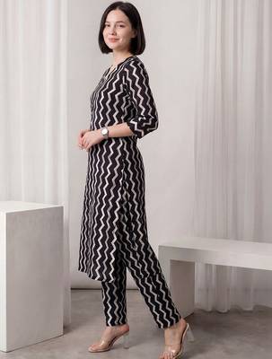 Women Printed Cotton Kurta with Trousers 4