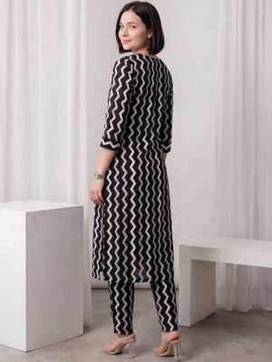 Women Printed Cotton Kurta with Trousers 5