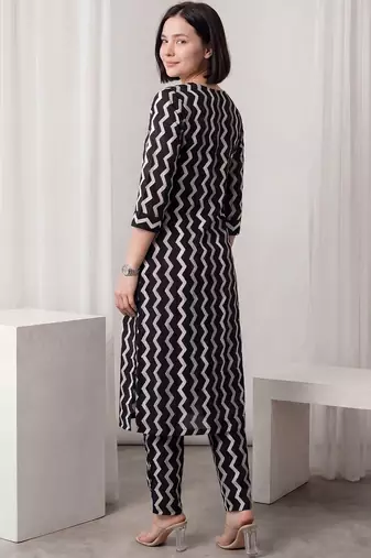 Women Printed Cotton Kurta with Trousers