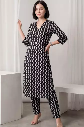 Women Printed Cotton Kurta with Trousers