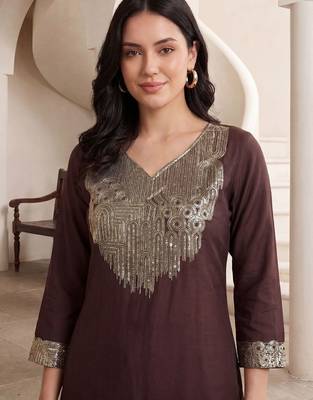 Women Sequinned Kurta with Trousers 2