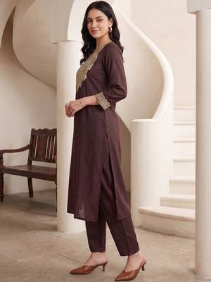 Women Sequinned Kurta with Trousers 4