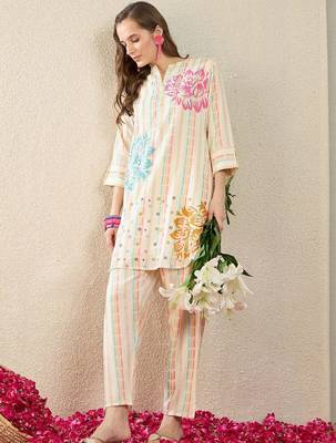 Floral Printed A Line Kurti With Trousers 3