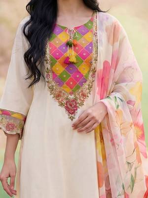 Women Floral Embroidered Thread Work Kurta with Trousers & With Dupatta 2