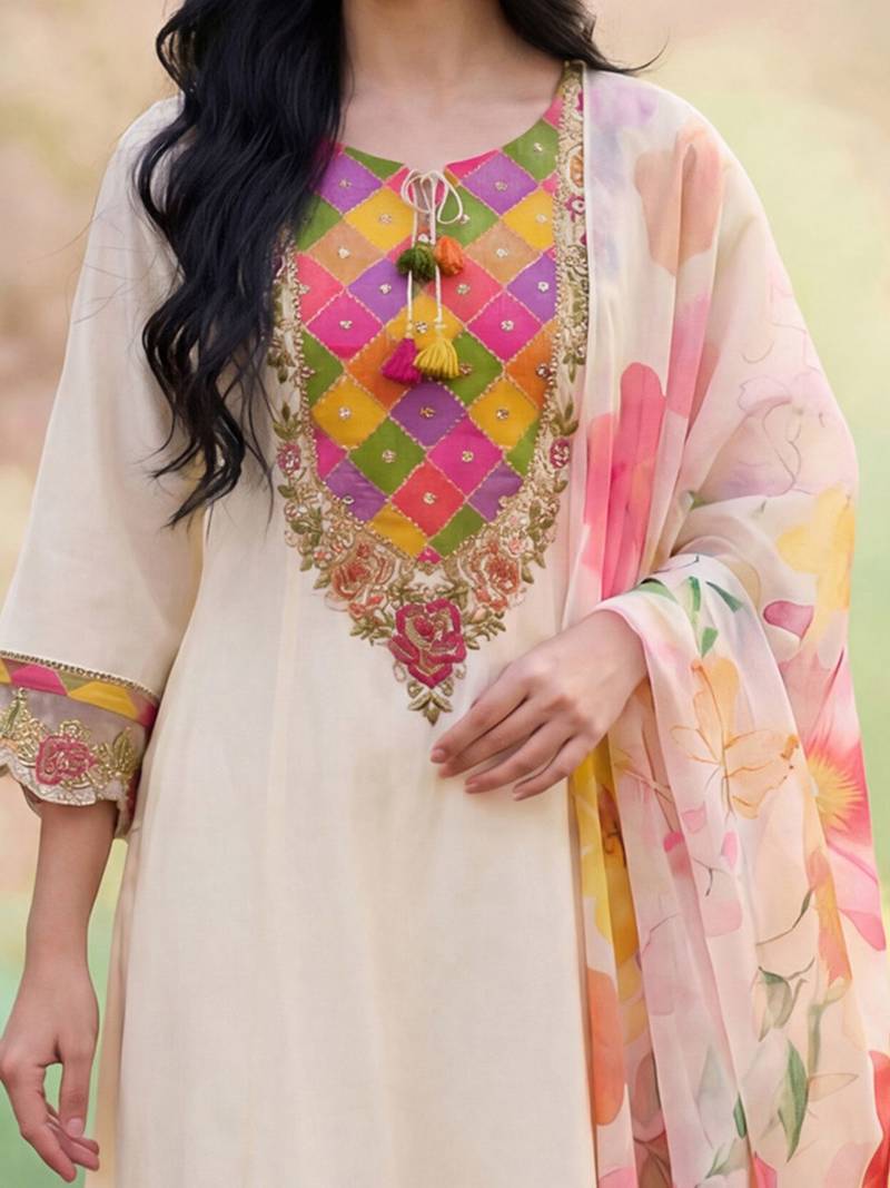 Women Floral Embroidered Thread Work Kurta with Trousers & With Dupatta