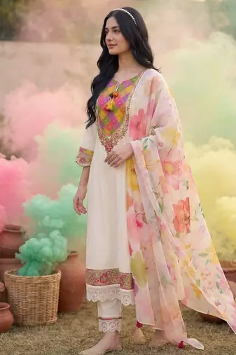 Women Floral Embroidered Thread Work Kurta with Trousers & With Dupatta