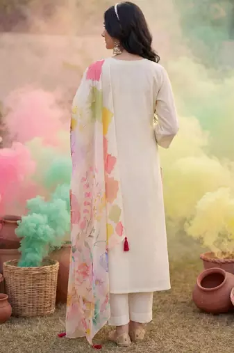 Women Floral Embroidered Thread Work Kurta with Trousers & With Dupatta