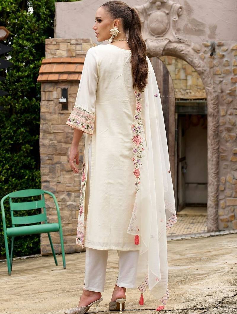 Women Floral Embroidered Thread Work Kurta with Trousers & With Dupatta