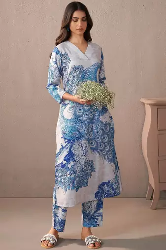 Women Floral Printed Kurta with Trousers