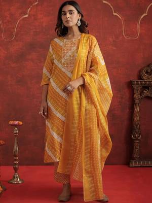 Women Leheriya Printed Thread Work Kurta with Trousers & With Dupatta 5