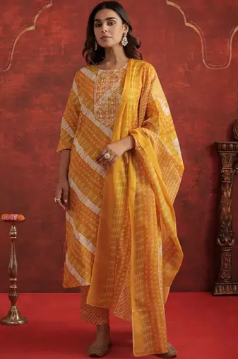 Women Leheriya Printed Thread Work Kurta with Trousers & With Dupatta