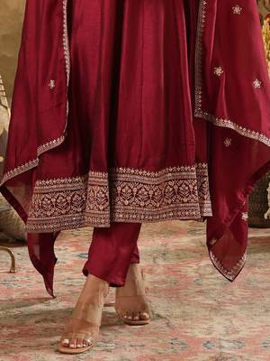Floral Yoke Design Round Neck Zari Anarkali Kurta & Trousers With Dupatta 7