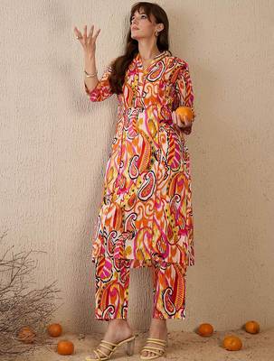 Women Printed Panelled Cotton Kurta with Trousers 7