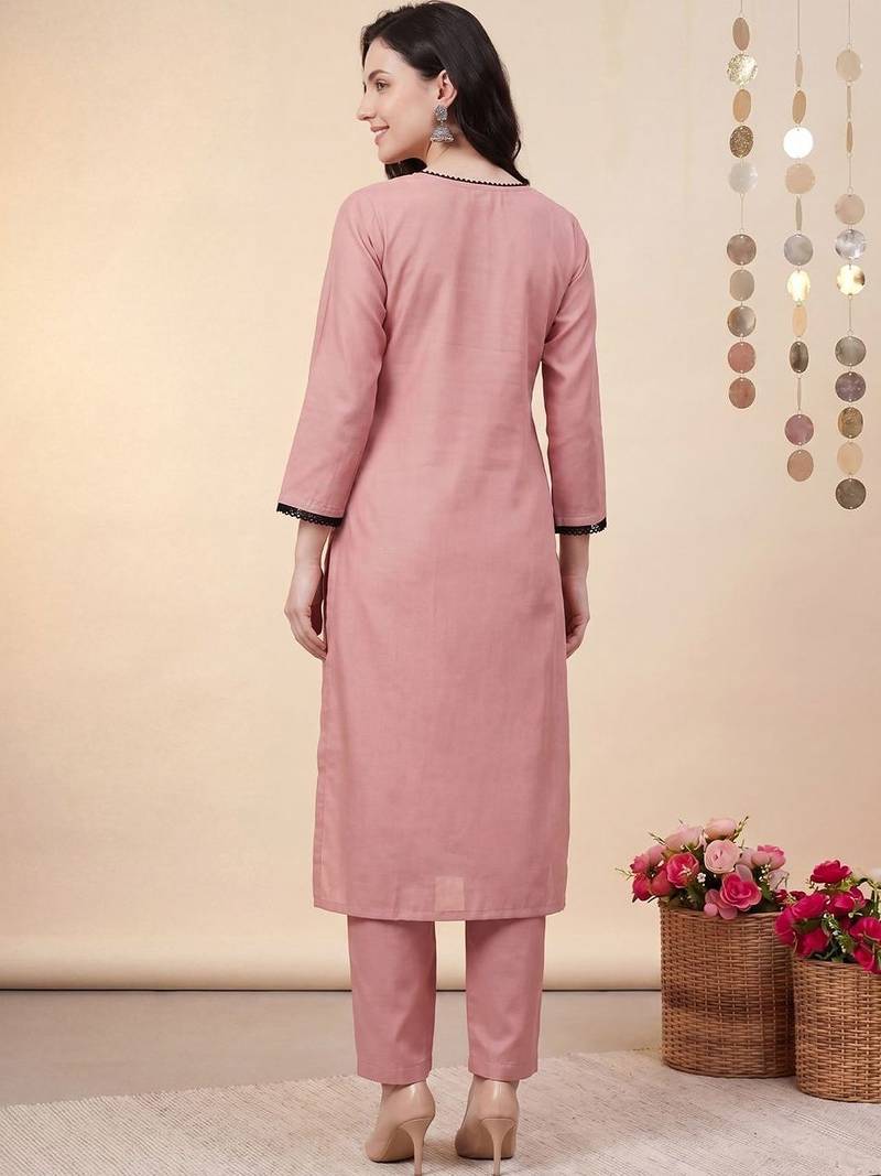 Women Floral Embroidered Thread Work Kurta with Trousers & With Dupatta