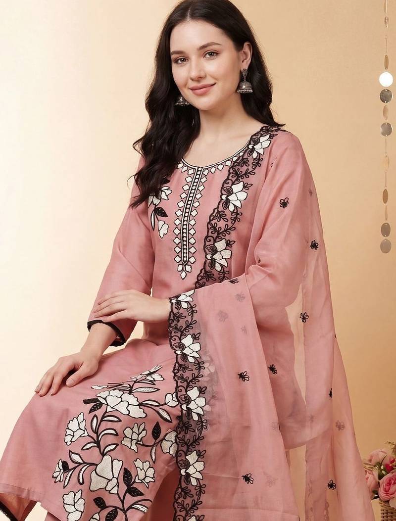 Women Floral Embroidered Thread Work Kurta with Trousers & With Dupatta