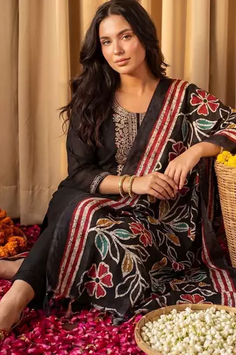 Women Floral Embroidered Thread Work Kurta with Trousers & With Dupatta