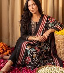 Women Floral Embroidered Thread Work Kurta with Trousers & With Dupatta