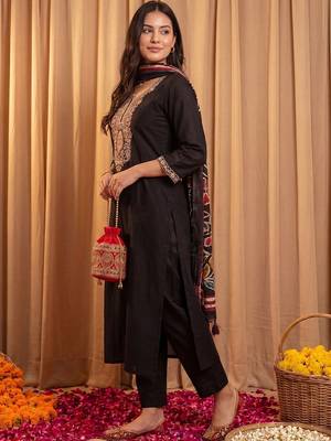 Women Floral Embroidered Thread Work Kurta with Trousers & With Dupatta 4