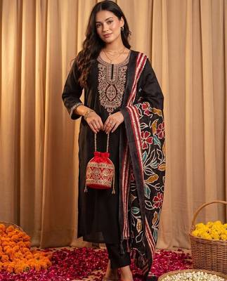 Women Floral Embroidered Thread Work Kurta with Trousers & With Dupatta 5