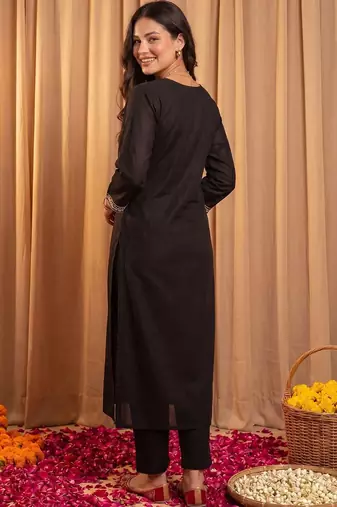 Women Floral Embroidered Thread Work Kurta with Trousers & With Dupatta
