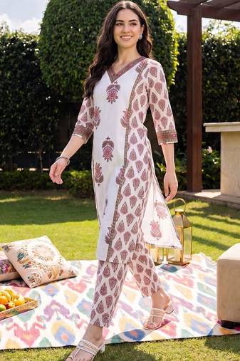 Women Ethnic Motifs Printed Cotton Kurta with Trousers