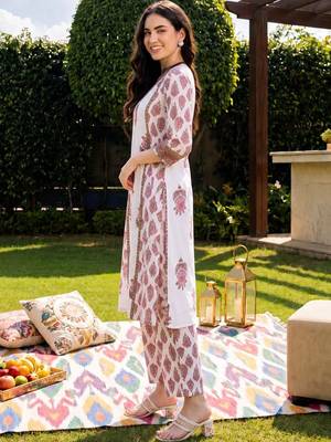 Women Ethnic Motifs Printed Cotton Kurta with Trousers 3